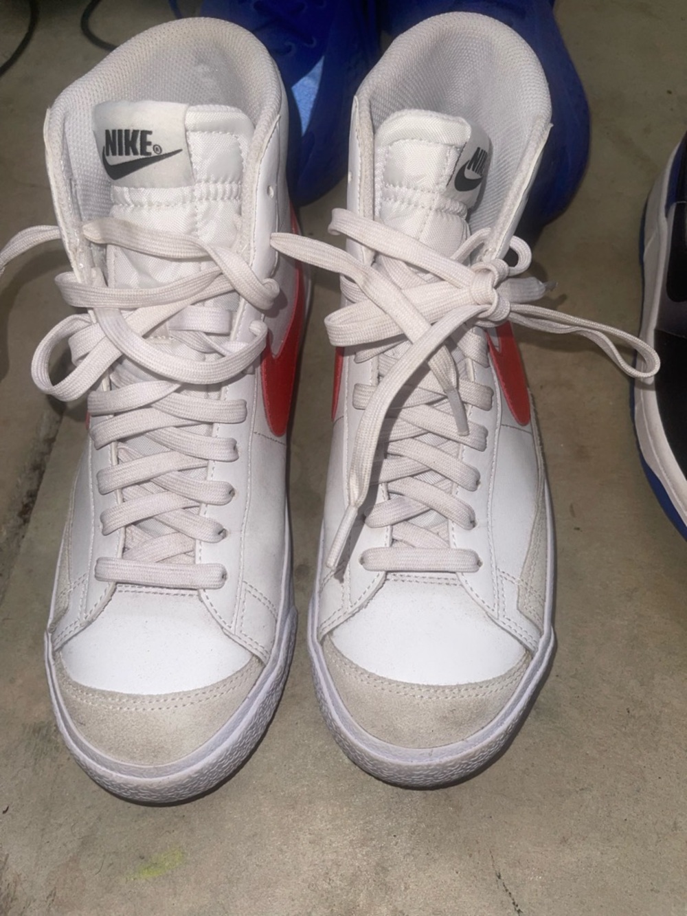 Nike White Low-Top Sneakers with Black Swoosh